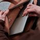 Кожаная сумка ручной работы с ремнем INCARNE BRUNO для ноутбука 13-14 дюймов - Коньяк, цена | Фото 2